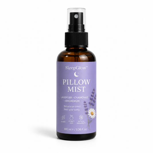 SleepGlow™ Pillow Mist rustgevende kussenspray met lavendel, kamille en magnesium in amberkleurige sprayfles, dit op witte achtergrond.
